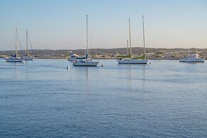 456 Embarcadero Inn & Suites