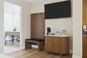 456 Embarcadero Inn & Suites