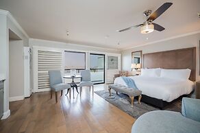 456 Embarcadero Inn & Suites