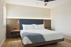 456 Embarcadero Inn & Suites