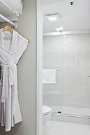 456 Embarcadero Inn & Suites