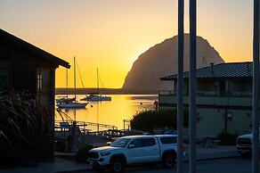 456 Embarcadero Inn & Suites