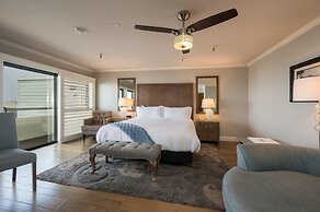 456 Embarcadero Inn & Suites