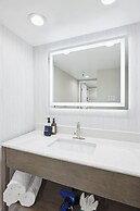 456 Embarcadero Inn & Suites