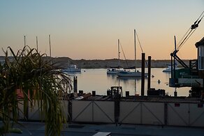 456 Embarcadero Inn & Suites