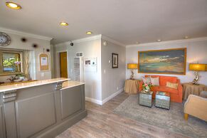 456 Embarcadero Inn & Suites