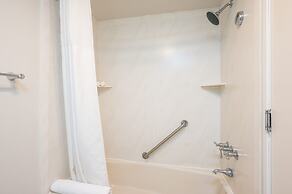 456 Embarcadero Inn & Suites