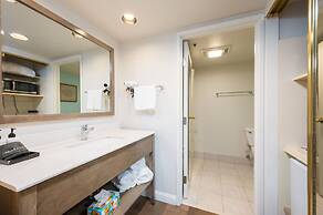 456 Embarcadero Inn & Suites