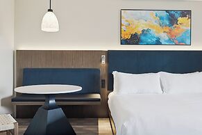 456 Embarcadero Inn & Suites