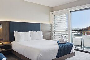 456 Embarcadero Inn & Suites