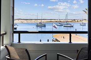 456 Embarcadero Inn & Suites