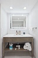 456 Embarcadero Inn & Suites