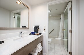 456 Embarcadero Inn & Suites