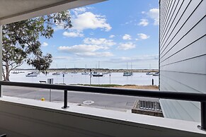 456 Embarcadero Inn & Suites