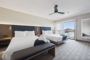 456 Embarcadero Inn & Suites