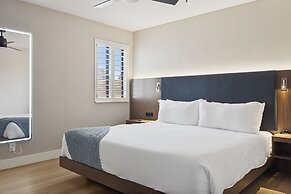 456 Embarcadero Inn & Suites