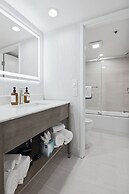 456 Embarcadero Inn & Suites