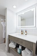 456 Embarcadero Inn & Suites