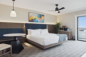 456 Embarcadero Inn & Suites