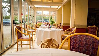 Elstead Hotel