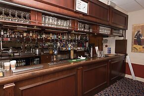 Elstead Hotel