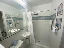 Alexander Palms Court