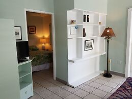 Alexander Palms Court