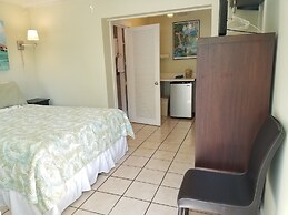 Alexander Palms Court