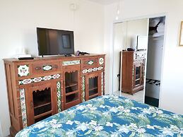 Alexander Palms Court