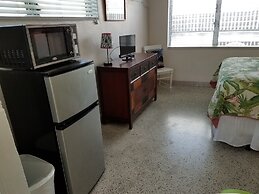 Alexander Palms Court