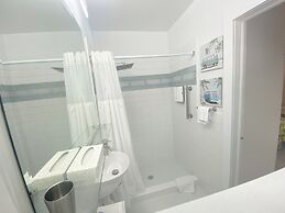 Alexander Palms Court