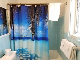 Alexander Palms Court