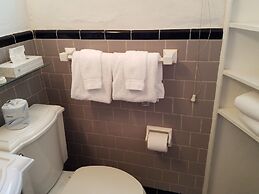 Alexander Palms Court