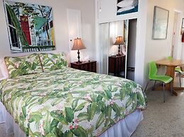 Alexander Palms Court