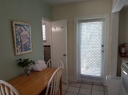 Alexander Palms Court