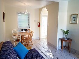 Alexander Palms Court