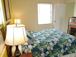 Alexander Palms Court