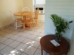 Alexander Palms Court