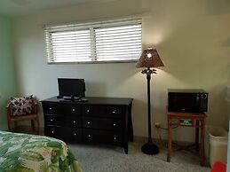 Alexander Palms Court