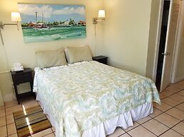 Alexander Palms Court