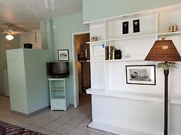 Alexander Palms Court