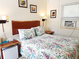 Alexander Palms Court