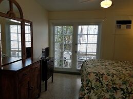 Alexander Palms Court