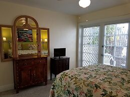 Alexander Palms Court