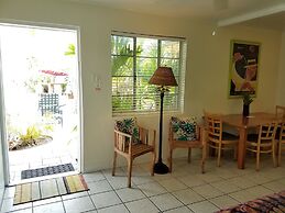 Alexander Palms Court