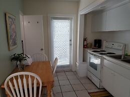 Alexander Palms Court