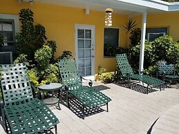 Alexander Palms Court