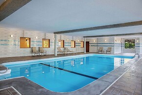 Days Inn & Suites by Wyndham West Edmonton