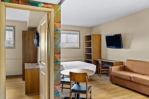 Days Inn & Suites by Wyndham West Edmonton