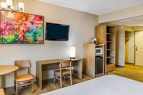 Days Inn & Suites by Wyndham West Edmonton